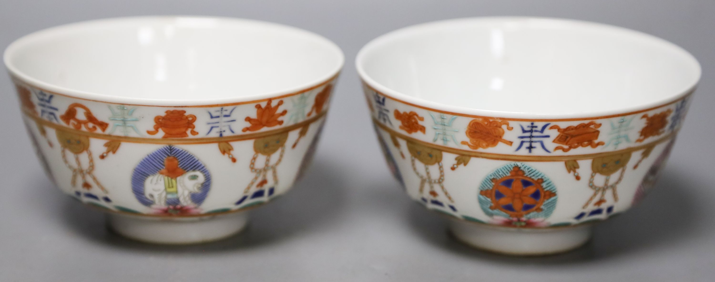 A pair of Chinese famille rose bowls, 12cm